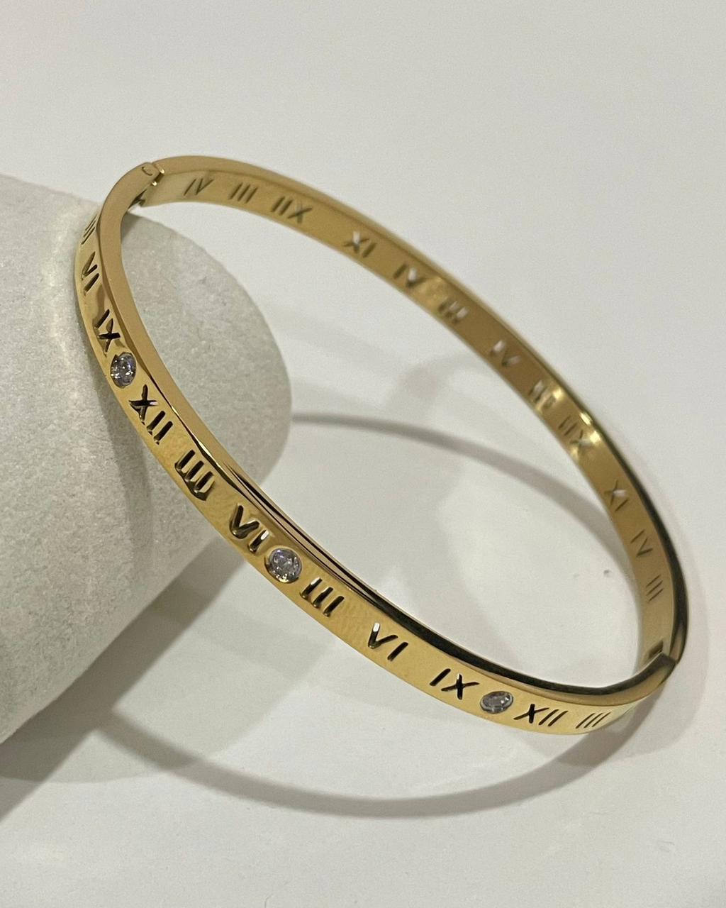 ROMAN CUFF